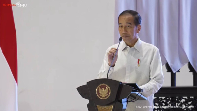 Presiden Joko Widodo memberikan pengarahan kepada pejabat TNI dan Polri Tahun 2024 di Ibu Kota Nusantara (IKN), Kalimantan Timur, Kamis (12/9/2024).
 Foto: YouTube/Sekretariat Presiden