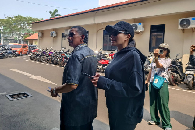 Nikita Mirzani dan kuasa hukum Fahmi Bachmid berencana buat laporan, di Polres Jakarta Selatan, Kamis (12/9/2024). Foto: Giovanni/kumparan