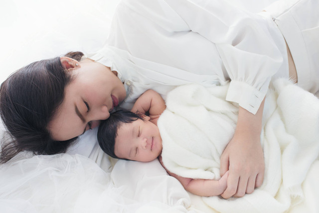 Ilustrasi bayi tidur sambil tersenyum. Foto: Shutterstock