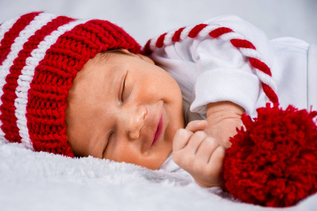 Ilustrasi bayi tidur sambil tersenyum. Foto: Shutterstock