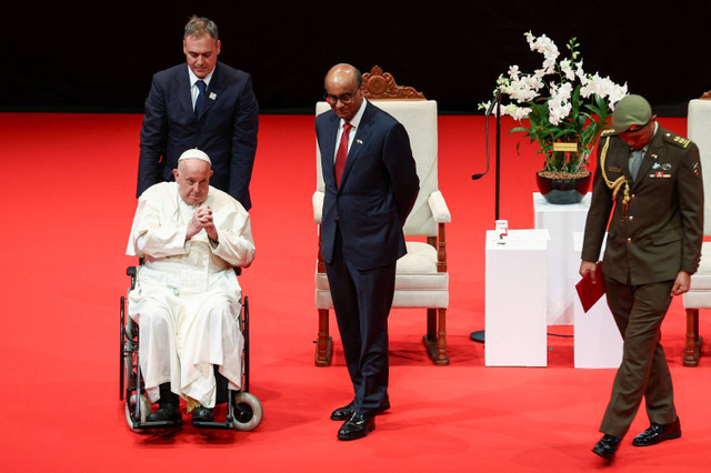 Pemimpin Takhta Suci Vatikan Paus Fransiskus menyapa umat disaksikan langsung oleh Presiden Singapura Tharman Shanmugaratnam saat pertemuan di Teater Pusat Kebudayaan Universitas Nasional Singapura, Singapura, Kamis (12/9/2024). Foto: Caroline Chia/REUTERS