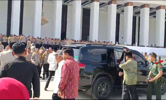 Momen Presiden Jokowi dan Menhan sekaligus presiden terpilih Prabowo Subianto semobil usai acara pengarahan ke pejabat TNI-Polri di Istana Negara IKN, Kalimantan Timur, Kamis (12/9). Foto: Zamachsyari/kumparan