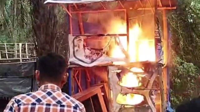 Gubuk diduga markas peredaran narkoba di perkebunan sawit Kampung Komering Agung, Kecamatan Gunung Sugih dibongkar dan dibakar Polisi. | Foto: Dok Istimewa