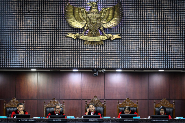 Ketua Mahkamah Konstitusi (MK) Suhartoyo (tengah) memimpin jalannya sidang putusan tentang gugatan syarat usia calon pimpinan KPK di Gedung Mahkamah Konstitusi, Jakarta, Kamis (12/9/2024). Foto: Sulthony Hasanuddin/ANTARA FOTO 