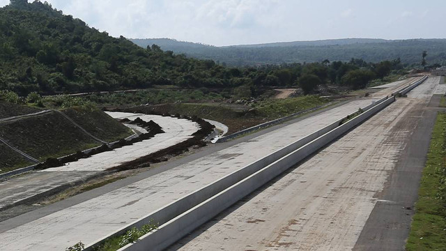 Suasana proyek pembangunan tol ruas Sigli-Banda Aceh seksi 5 Blang Bintang -Kuta Baro di Aceh Besar, Aceh, Senin (28/3/2022). Foto: Syifa Yulinnas/ANTARA FOTO