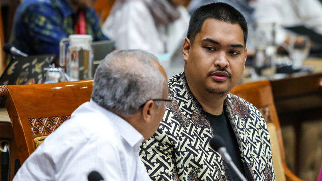 Menpora Dito Ariotedjo (kanan) mengikuti rapat kerja dengan Komisi X DPR di Kompleks Parlemen, Senayan, Jakarta, Kamis (12/9/2024). Foto: Asprilla Dwi Adha/ANTARA FOTO