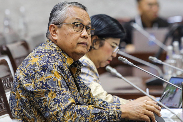 Gubernur Bank Indonesia Perry Warjiyo mengikuti rapat kerja bersama Komisi XI DPR di Kompleks Parlemen, Senayan, Jakarta, Kamis (12/9/2024). Foto: Asprilla Dwi Adha/ANTARA FOTO