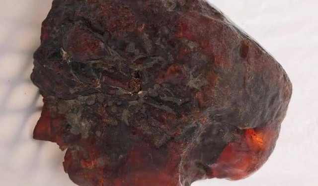 Batu amber yang dijadikan ganjal pintu di Rumania.  Foto: Buzau County Museum