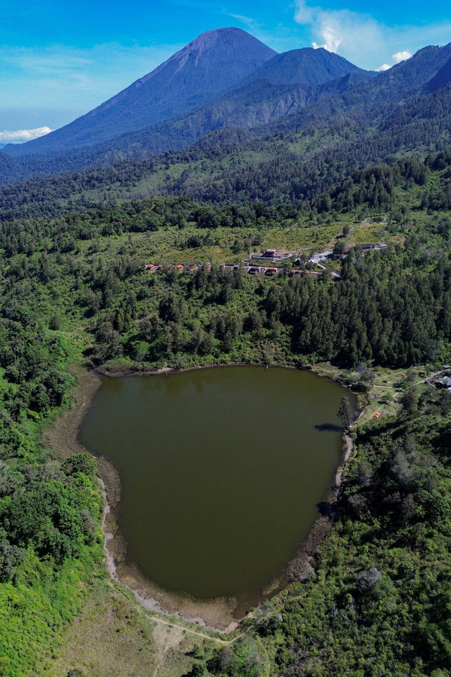 Foto udara suasana wisata Ranu Regulo di Lumajang, Jawa Timur, Kamis (12/9/2024). Foto: Irfan Sumanjaya/ANTARA FOTO