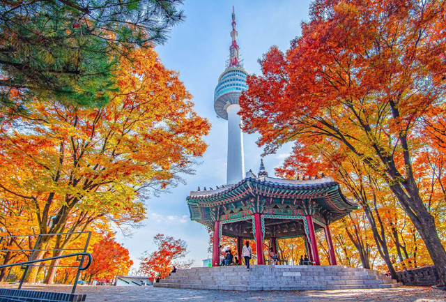 Namsan Tower, salah satu destinasi tempat wisata favorit yang juga landmark Seoul, Korea Selatan. Foto: Shutterstock