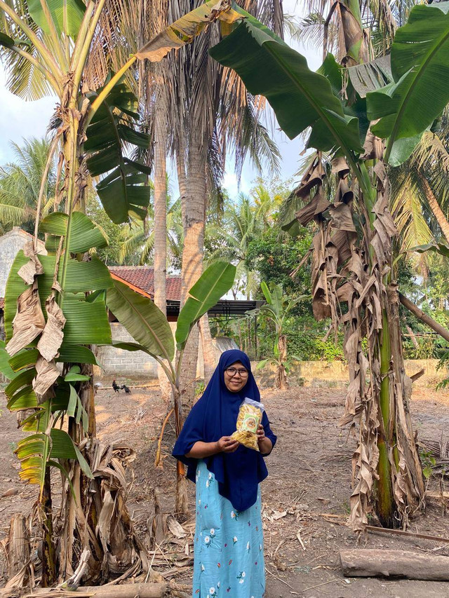 Ibu Wahini, Penjual Peyek di Padukuhan Bulu (Rabu, 04/09/2024). Dokumen Pribadi