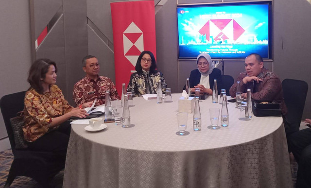 Kepala Badan Pengembangan Keuangan Digital Kamar Dagang dan industri (Kadin) Indonesia Pandu Sjahrir (paling kanan) di acara media briefing HSBC Road to Summit 2024 yang digelar di Surabaya, Kamis (12/9).