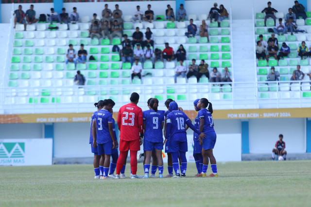 Tim sepak bola wanita Jawa Barat usai bertanding melawan Papua Pegunungan di semifinal PON XXI Aceh-Sumut 2024. Foto: Dok. Ahmad Maherdika/@fotobolakita