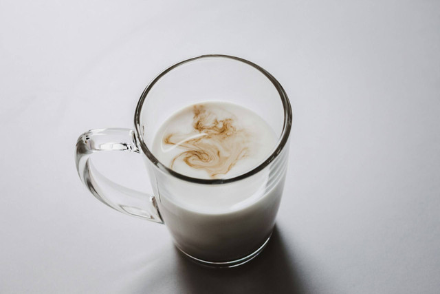 Ilustrasi Cara Minum Whey Protein, Sumber Unsplash Ibrahim Rifath