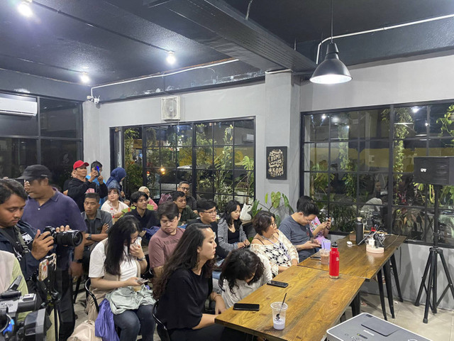 Suasana diskusi publik bersama ICW dan masyarakat sipil tentang private jet Kaesang dan Fufufafa di GuYoNan Cafe, Kebayoran Lama, Jakarta Selatan pada Kamis (12/9/2024). Foto: Abid Raihan/kumparan