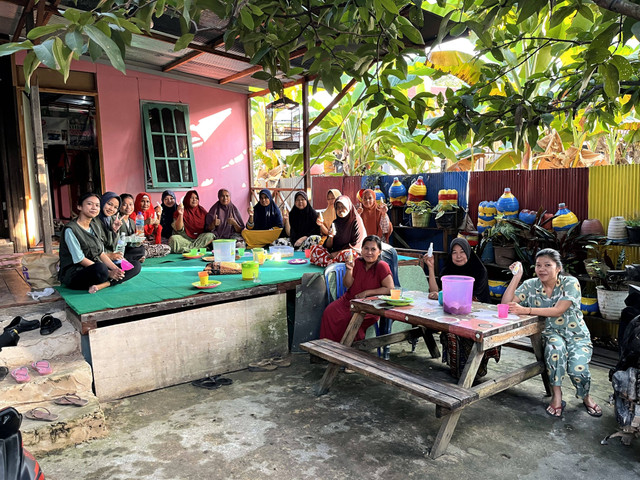 Foto Bersama Ibu-ibu Rt.02 dengan memegang Spray Anti Nyamuk dari serai yang siap untuk digunakan.