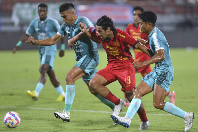 Pemain PSBS Biak Fabiano Beltrame (kiri) dan Takuya Matsunaga (kanan) berebut bola dengan pemain Persija Jakarta Hanif Sjahbandi (tengah) saat pertandingan Liga 1 2024/2025 di Stadion Kapten I Wayan Dipta Gianyar, Bali, Kamis (12/9/2024). Foto: Fikri Yusuf/ANTARA FOTO