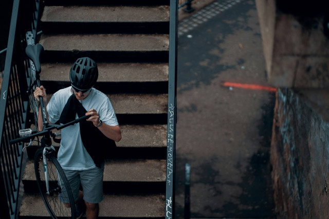 Ilustrasi Rekomendasi helm sepeda terbaik, Unsplash/ Ross Sneddon