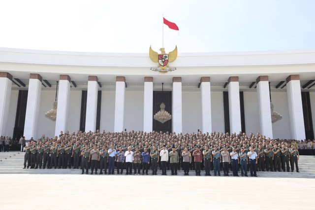 Menteri Pertahanan Prabowo Subianto saat mendampingi Presiden Joko Widodo (Jokowi) dalam memberikan pengarahan kepada para pejabat TNI-Polri di Istana Negara Ibu Kota Nusantara (IKN), Kalimantan Timur, Kamis (12/9/2024). Foto: Dok. Istimewa