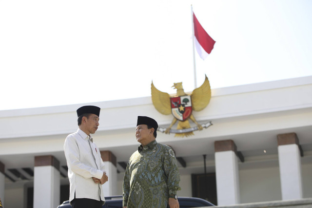 Menteri Pertahanan Prabowo Subianto saat mendampingi Presiden Joko Widodo (Jokowi) dalam memberikan pengarahan kepada para pejabat TNI-Polri di Istana Negara Ibu Kota Nusantara (IKN), Kalimantan Timur, Kamis (12/9/2024). Foto: Dok. Istimewa