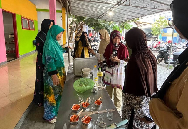 UMY dan 'Aisyiyah Sitimulyo Barat Olah Minyak Jelantah Jadi Lebih Berkah   