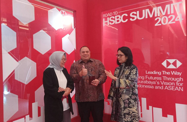 Head of Economic Agency and Financial Technology Kadin, Pandu Sjahrir (tengah) berbincang dengan Delia Melissa, Country Head of Global Trade Solutions, PT Bank HSBC Indonesia (kanan) dan Senior Economist and Founder Core, Hendri Saparini (kiri) di sela-sela HSBC Road to Summit di Surabaya, Kamis (12/9) sore. Foto: Masruroh/Basra