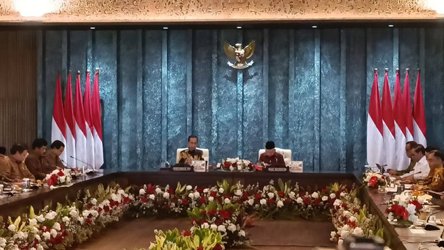 Presiden Joko Widodo (Jokowi) dan wakil presiden Ma'ruf Amin bersama jajaran menterinya kembali menggelar sidang kabinet paripurna di Istana Garuda Ibu Kota Nusantara (IKN), Kalimantan Timur, Jumat (13/9).   Foto: Zamachsyari/kumparan