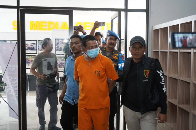 Bripka AS personel Polda Riau, digiring sebagai tersangka kasus penganiayaan hingga tewas. Foto: Dok. Istimewa