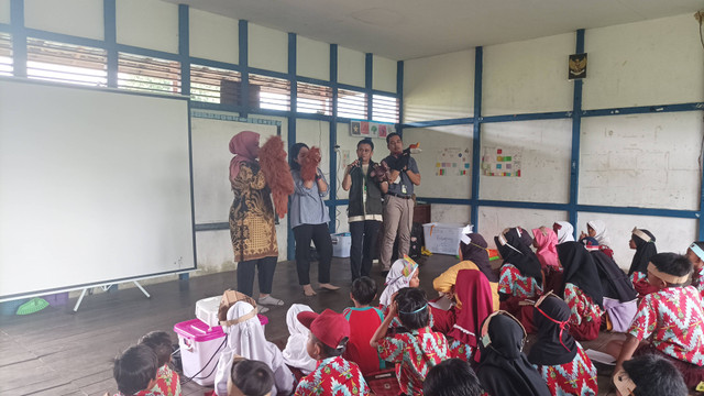 Ketika menyampaikan cerita tentang satwa yang dilindungi kepada adik-adik di SDN 10 Banyu Abang, Kamis (5/9/2024).(Foto dok : Kinandi/Yayasan Palung).