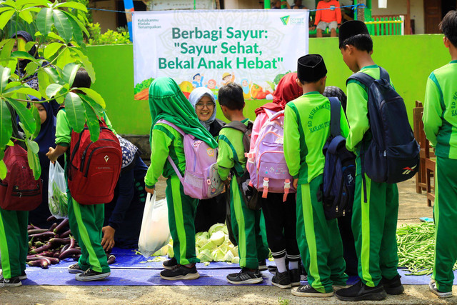 Tingkatkan kualitas gizi anak sekolah, Dompet Dhuafa Yogyakarta salurkan  150 paket sayuran segar kepada para murid dan warga sekitar sekolah   SD Muhammadiyah Karangtengah, Wonosari, Gunungkidul, Yogyakarta pada hari Rabu (11/9/2024).