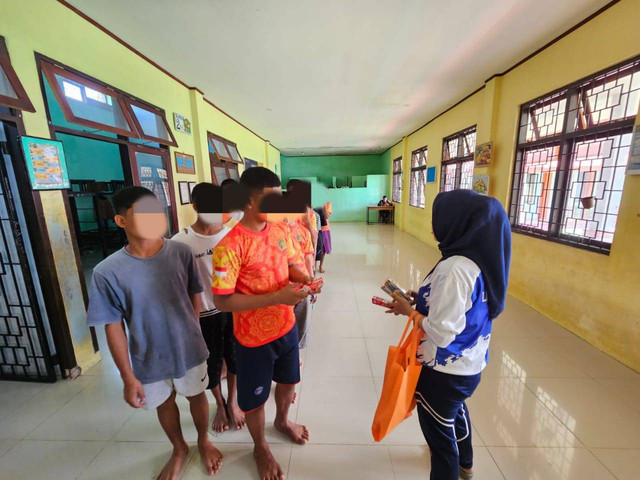 Pembagian peralatan mandi Anak Binaan (Sumber : Humas LPKA Ambon)