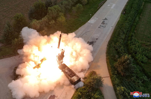 Peluncur roket ganda 600 mm baru diuji coba di lokasi yang dirahasiakan di Korea Utara, dalam foto yang dirilis oleh Kantor Berita Pusat Korea resmi Korea Utara pada 13 September 2024. Foto: KCNA via Reuters