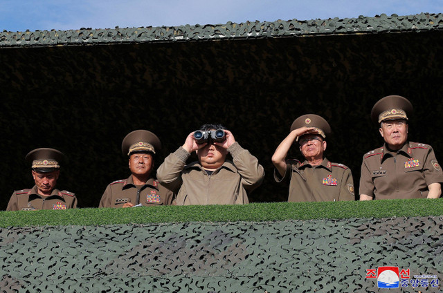 Pemimpin Korea Utara Kim Jong Un mengunjungi pangkalan pelatihan pasukan operasi khusus tentara Korea Utara di lokasi yang dirahasiakan di Korea Utara, 11 September 2024. Foto: KCNA via Reuters