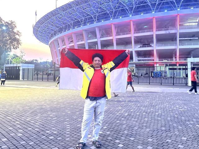 Pengemudi ojol Maxim, Rizki Saputra, saat berada di Stadion GBK. Foto: Dok. Istimewa