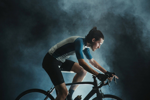 Ilustrasi tas sepeda terbaik, foto: unsplash/Munbaik Cycling Clothing