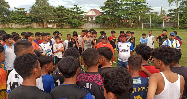 Pesepak bola muda di Mempawah mengikuti seleksi Piala Soeratin U-17. Foto: M. Zain/Hi!Pontianak