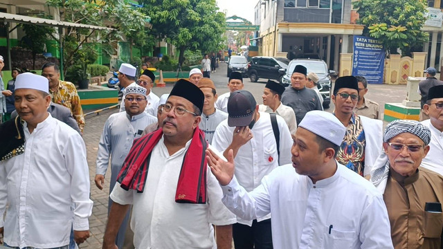 Bacawagub Jakarta dari PDIP, Rano Karno menyambangi Pondok Pesantren Az-Ziyadah, Klender, Duren Sawit, Jakarta Timur, Jumat (13/9). Foto: Fadlan Nuril Fahmi/kumparan