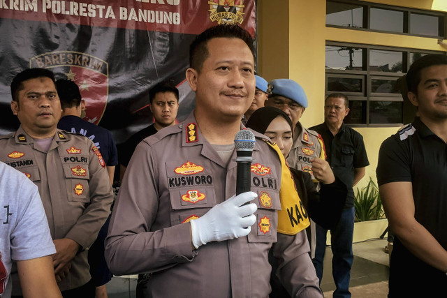 Kapolresta Bandung, Kombes Pol Kusworo Wibowo, saat rilis kasus perampokan kios BRI-Link di Mapolresta Bandung, Jumat (13/9). Foto: Robby Bouceu/kumparan