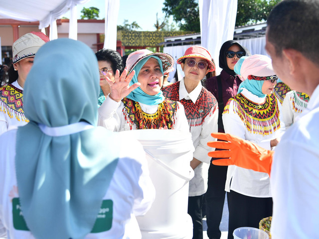 Ibu Negara Iriana Jokowi bersama Ibu-Ibu Organisasi Aksi Solidaritas Era Kabinet Indonesia Maju (OASE) mengunjungi booth showcase produk binaan Pertamina Group produk pengelolaan sampah di Kantor Kepala Desa Tengin Baru, Sepaku, Kabupaten Penajam Paser Utara, Kamis (12/09/2024). Foto: Dok. Pertamina