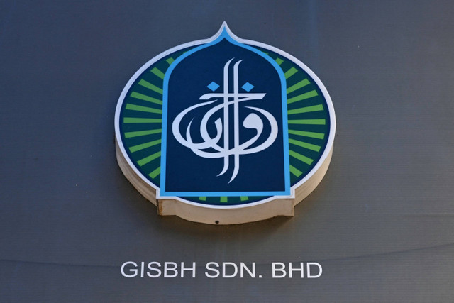 Logo Global Ikhwan Services and Business (GISB) terlihat di sisi gedung kantor GISB di Rawang, di luar Kuala Lumpur, pada tanggal 12 September 2024. Foto: Mohd RASFAN/AFP