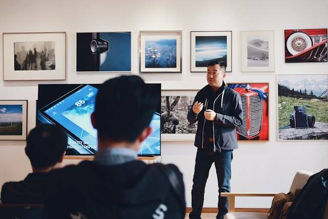 Bagaimana cara mempresentasikan hasil slogan iklan dan poster dengan baik. Foto hanya ilustrasi. Sumber: Pexels