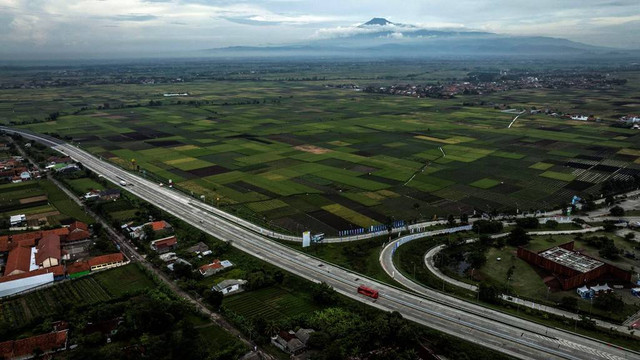 Foto udara kendaraan melintas di Jalan Tol Pejagan-Pemalang, Brebes, Jawa Tengah, Selasa (9/4/2024). Foto: Aprillio Akbar/ANTARA FOTO