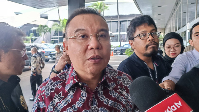 Wakil Ketua DPR Sufmi Dasco Ahmad menjawab pertanyaan awak media saat dijumpai di Kompleks Parlemen, Senayan, Jakarta, Jumat (13/9/2024). Foto: Thomas Bosco/kumparan