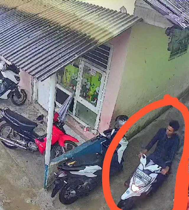 Pencuri motor Beat berwarna putih dengan plat BE 2114 AAW yang hilang diparkiran belakang SD 2 Rajabasa | Foto : Tangkaplayar CCTV