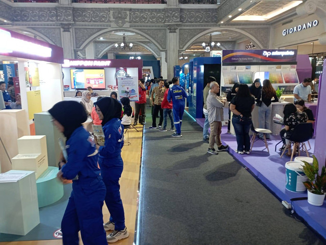 Suasana pameran cat di mal. Foto: istimewa