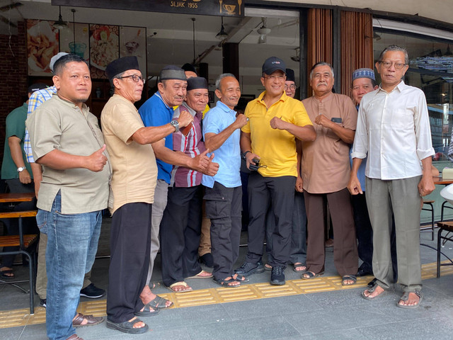 Bakal Calon Wakil Gubernur Kalimantan Barat, Didi Haryono berfoto bersama warga Singkawang. Foto: Yulia Ramadhiyanti/Hi!Pontianak