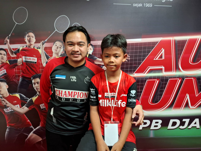 Coach Erick Eriawan dan peserta asal Sorong La Ode Muhammad Ahsan di tengah Audisi Umum PB Djarum 2024 di GOR Djarum Jati, Kudus, Jawa Tengah, Jumat (13/9/2024). Foto: Katondio Bayumitra Wedya/kumparan