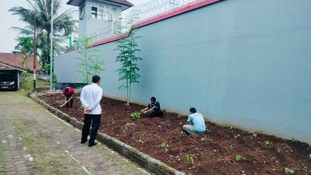 WBP sedang bercocok tanam