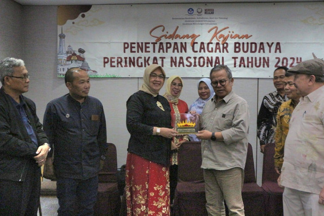 Pengusulan dua prasasti di Lampung untuk menjadi Cagar Budaya Nasional dalam sidang kajian penetapan cagar budaya tingkat Nasional 2024 | Foto : Dok. Diskominfotik Lampung