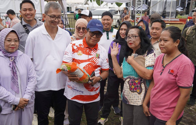 Pj. Gubernur Lampung, Samsudin saat meninjau pasar murah dalam rangka pengendalian inflasi | Foto : Dok. Diskominfotik Lampung